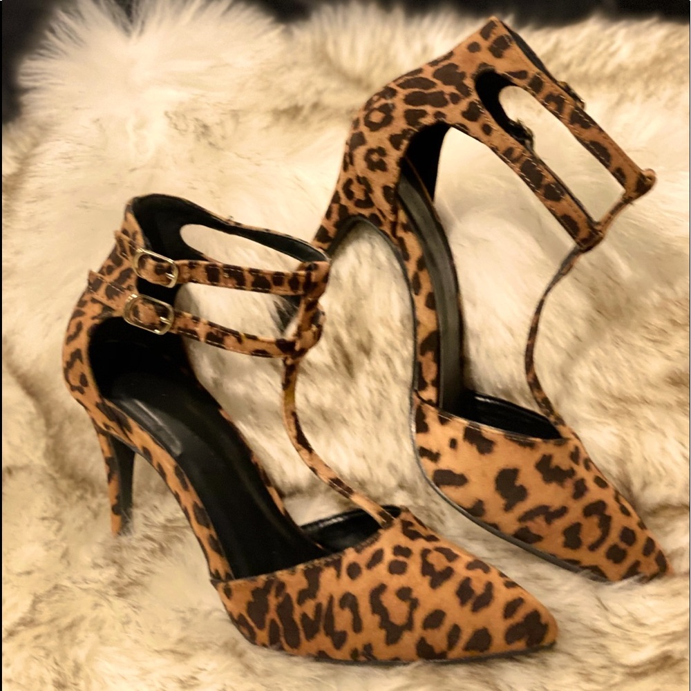 Leopard Print High Heel Pumps with a Pointed Toe .